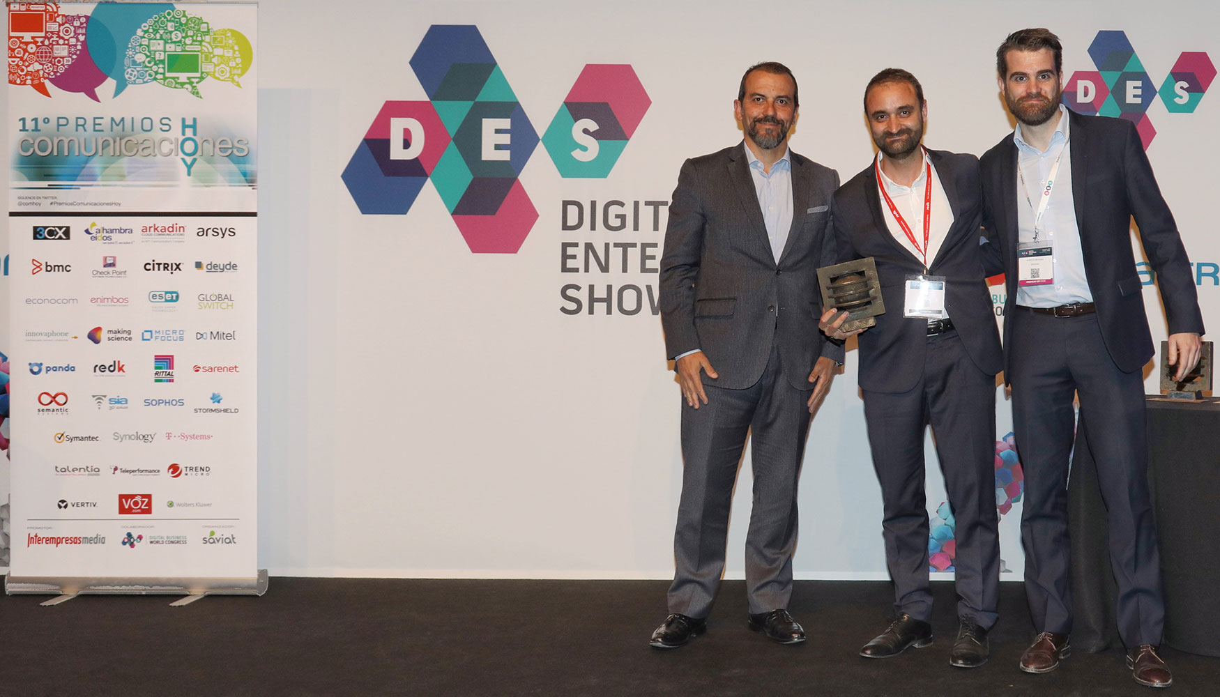 Miguel Magn, director general de RedK y Alberto Becerra, Territory Sales Manager de Zendesk fueron los encargados de recoger el premio...