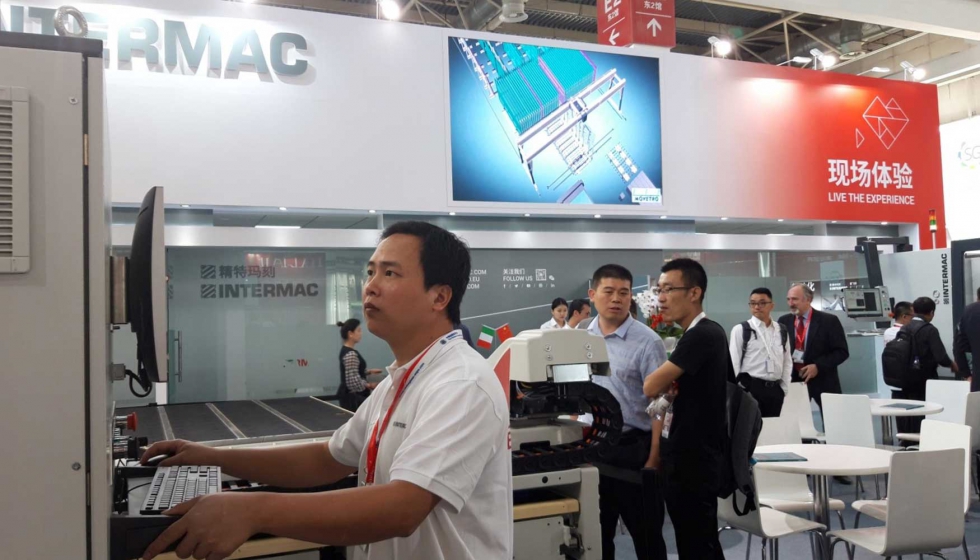 Numerosos asistentes visitaron el stand de Intermac en China Glass