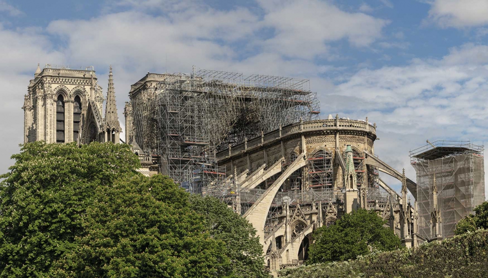 La catedral de Notre Dame cuatro das despus de que el techo de madera enmarcado se incendiara
