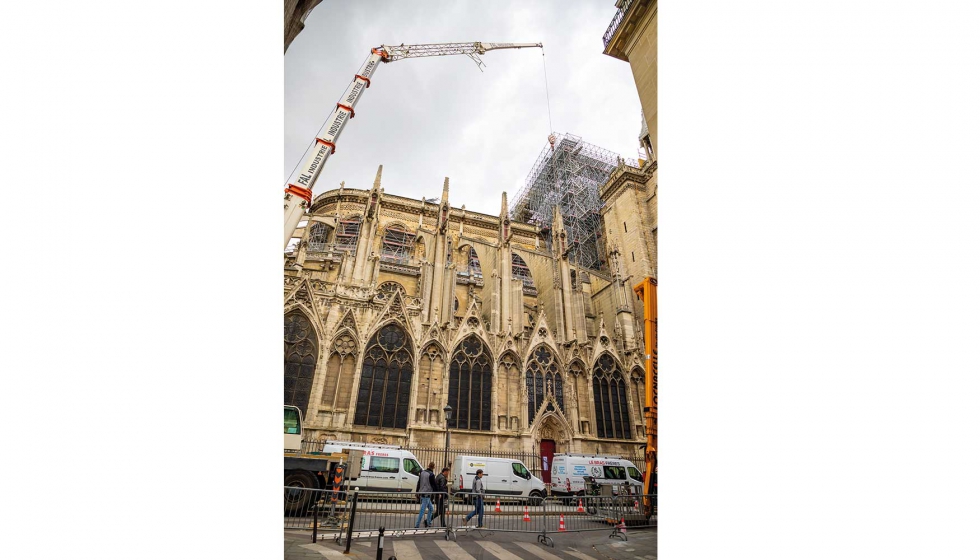 La catedral Notre Dame despus del fuego. Refuerzo del trabajo en progreso despus del incendio para evitar que la catedral se derrumbe...