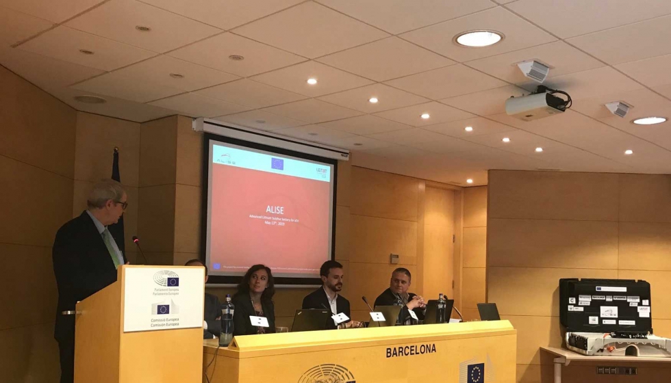 De pie, Ferran Tarradellas, director de la Representacin de la Comisin Europea en Barcelona, durante la presentacin de los resultados del proyecto...