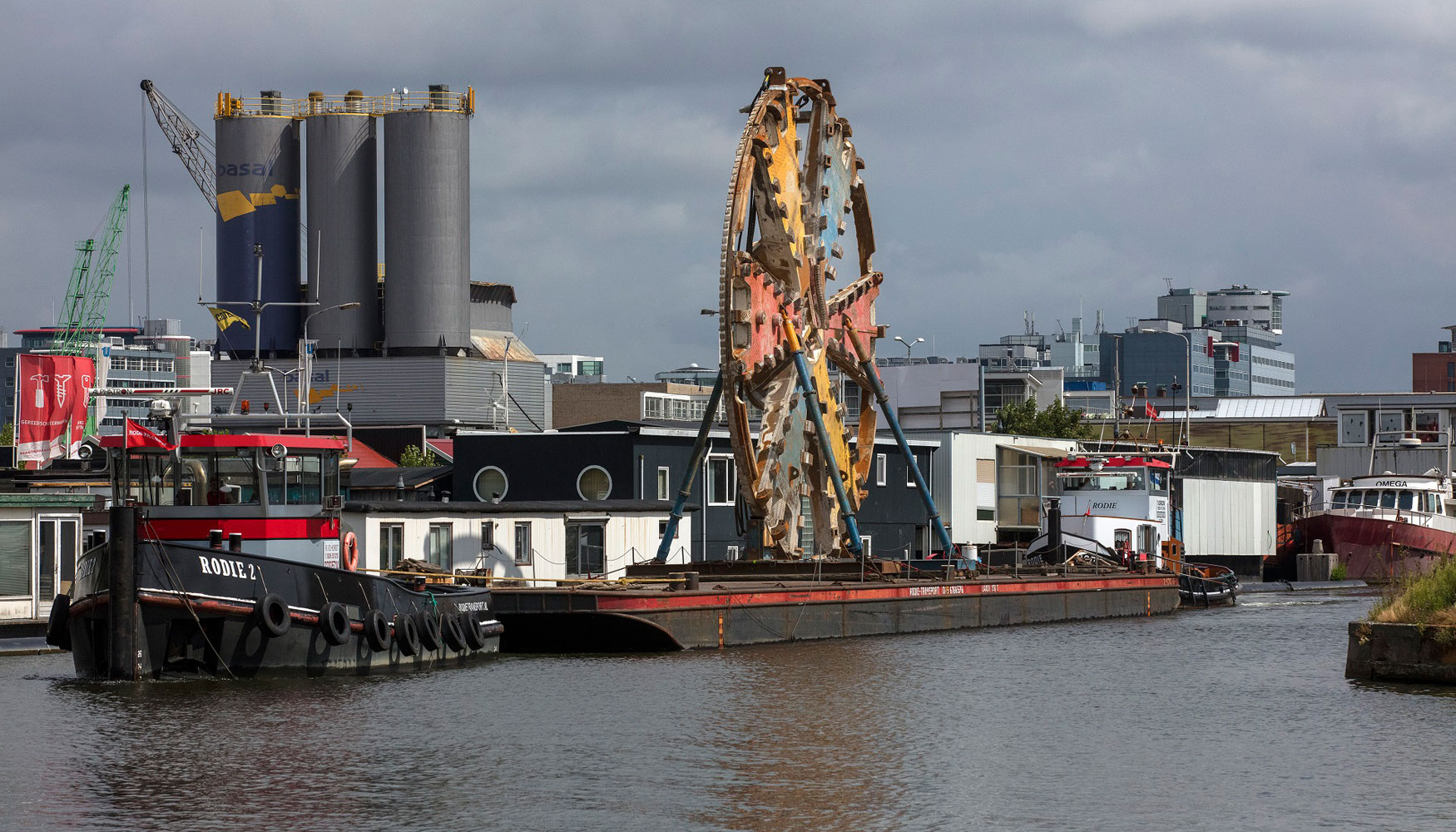 Transporte de la rueda de corte por los canales holandeses. Foto: Marsel Loermans