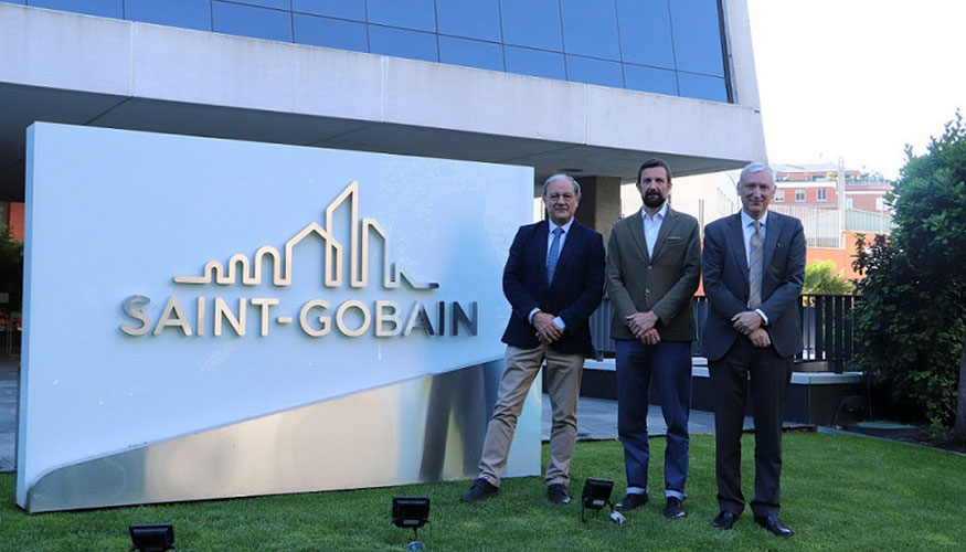 Responsables de Saint-Gobain y GBCe posando tras la firma del acuerdo