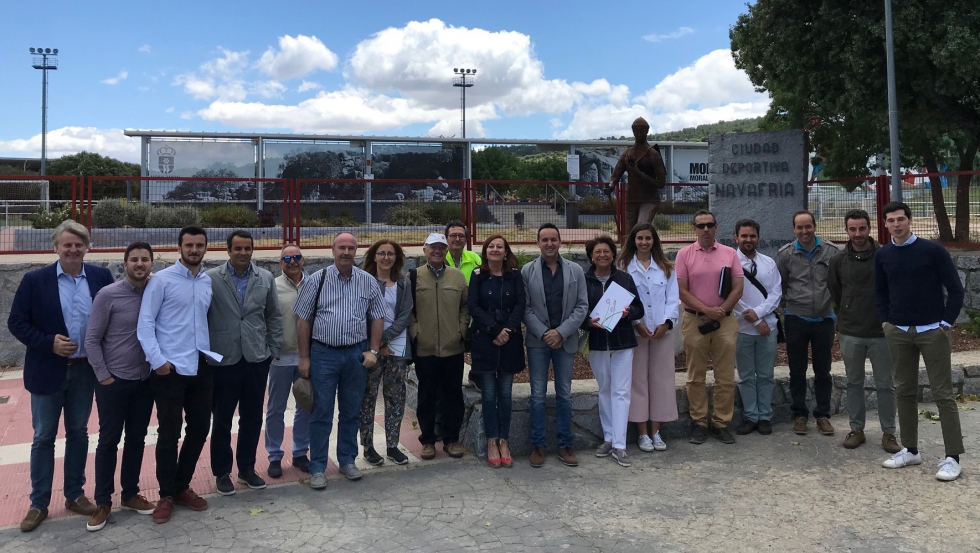 Participantes de la jornada tcnica 'Experiencias de Ocio Acutico en Centros Deportivos' en la piscina municipal de Moralzarzal...