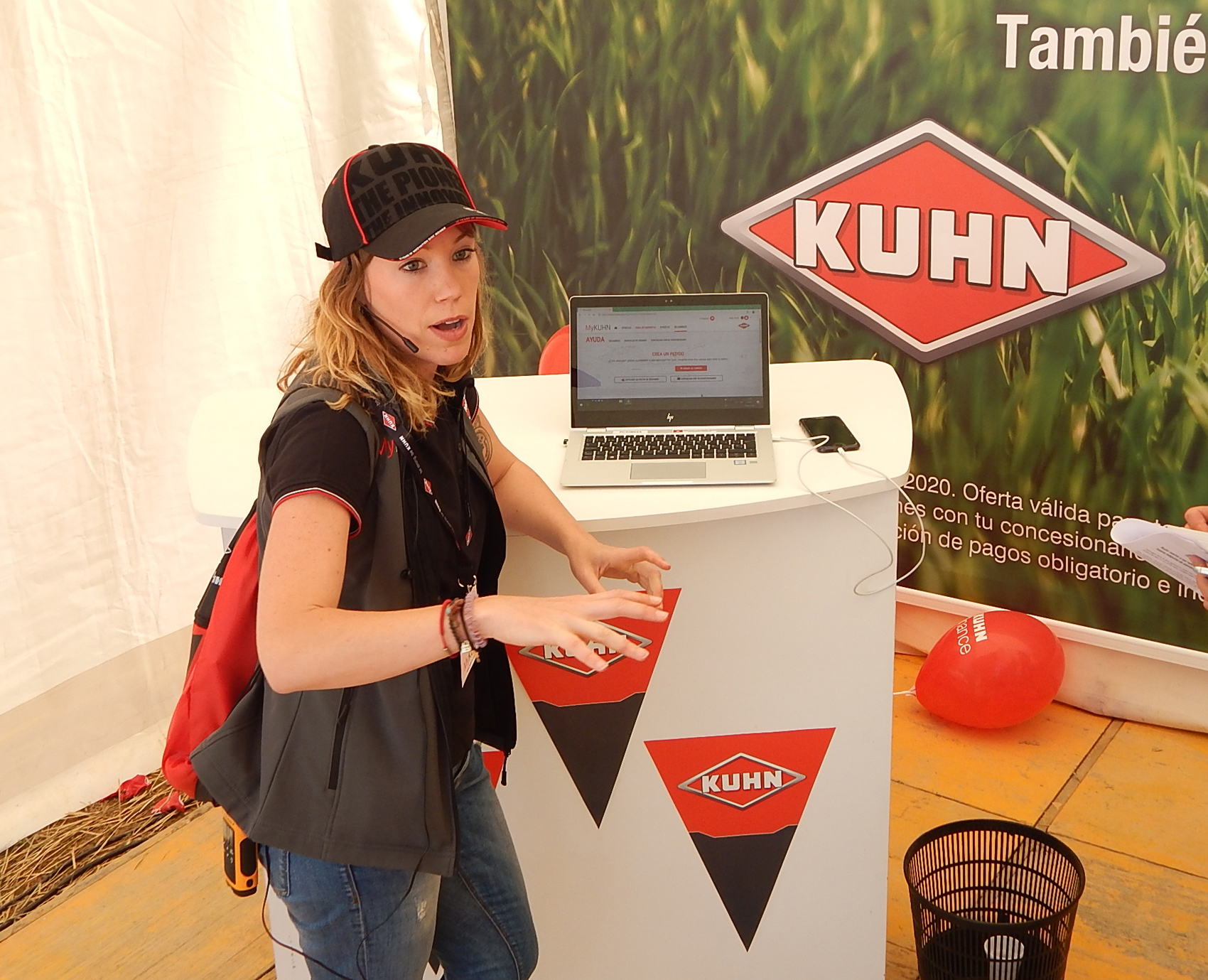 Sofia Lzaro, responsable de Comunicacin de Kuhn Ibrica, ofreciendo los detalles de MyKuhn