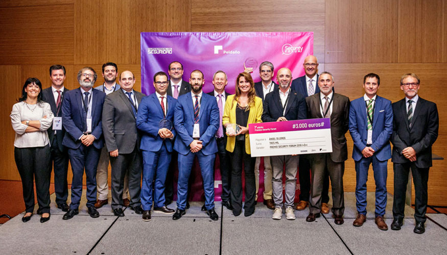 Galardonados de los Premios Security Forum 2019 con el equipo de Pelda�o