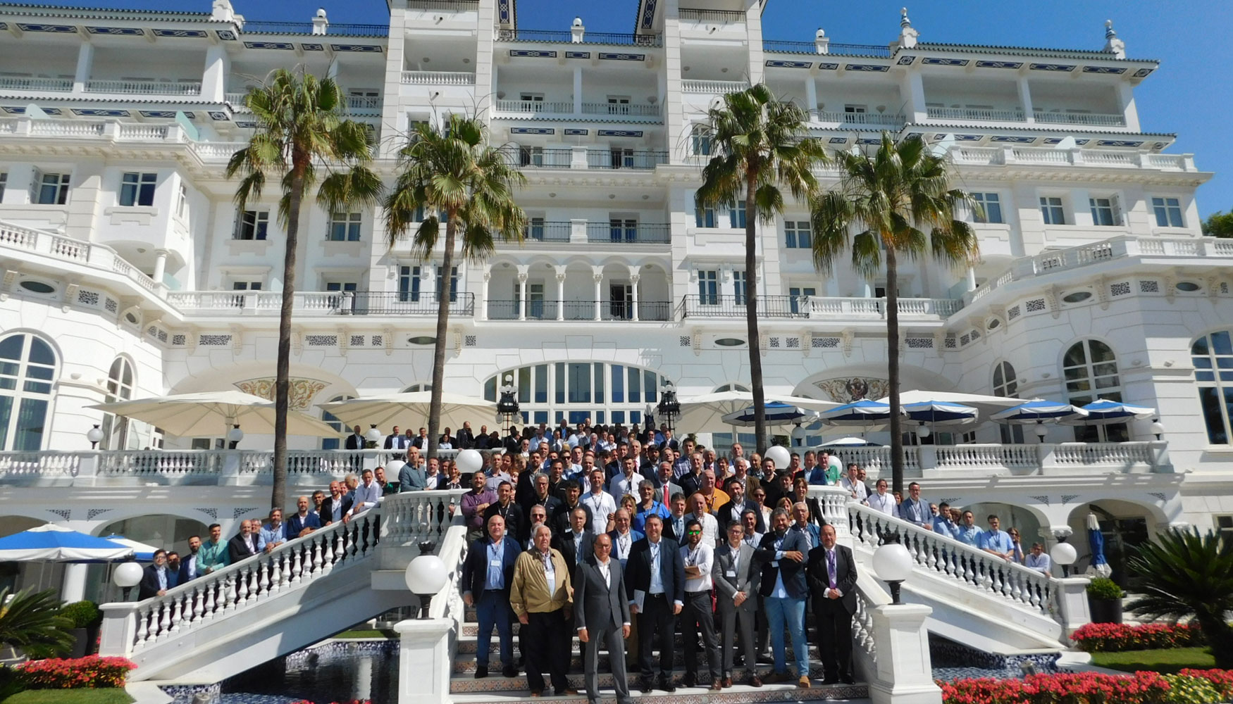 Foto de familia con todos los participantes en la 25 Convencin de Anapat, con el Gran Hotel Miramar de Mlaga de fondo...
