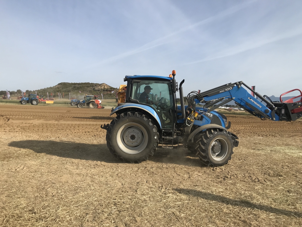 Tractor Landini con neumticos BKT trabajando en Demoagro 2019
