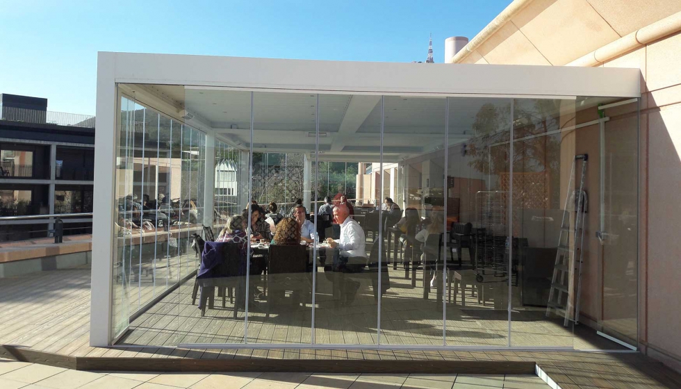 La nueva prgola bioclimtica permite poder disfrutar de la terraza junto a la cafetera de Esade durante todo el ao