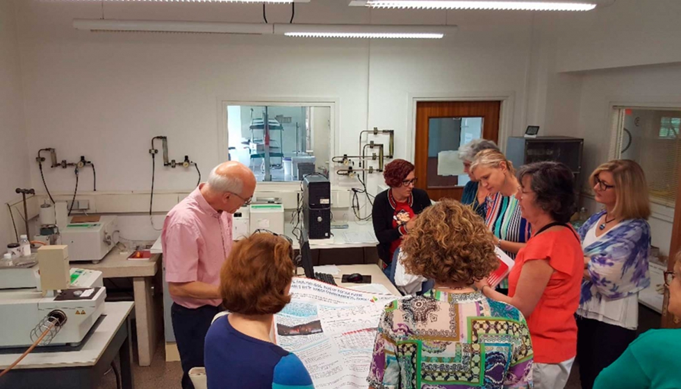 El equipo de Life-Flarex durante la visita al laboratorio de las instalaciones del CSIC-IQAC
