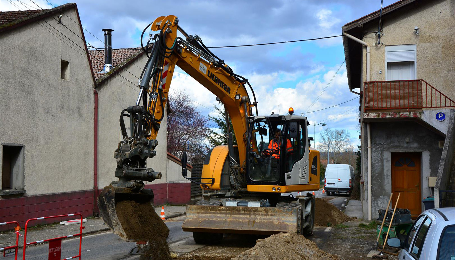 Las excavadoras A 914 Compact y R 914 Compact cuentan con el sistema Likufix y el tiltrotator de Liebherr