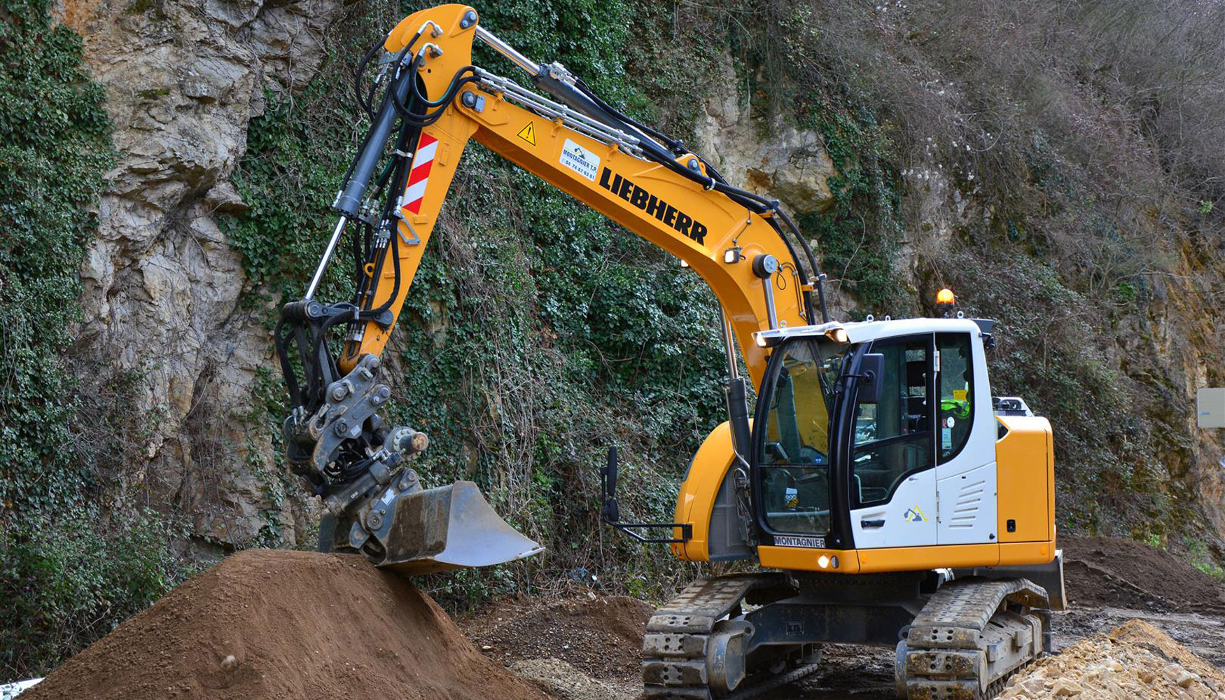 En las vas de las obras, la A 914 Compact y la R 914 Compact de Liebherr solo necesitan un carril gracias a su diseo compacto...