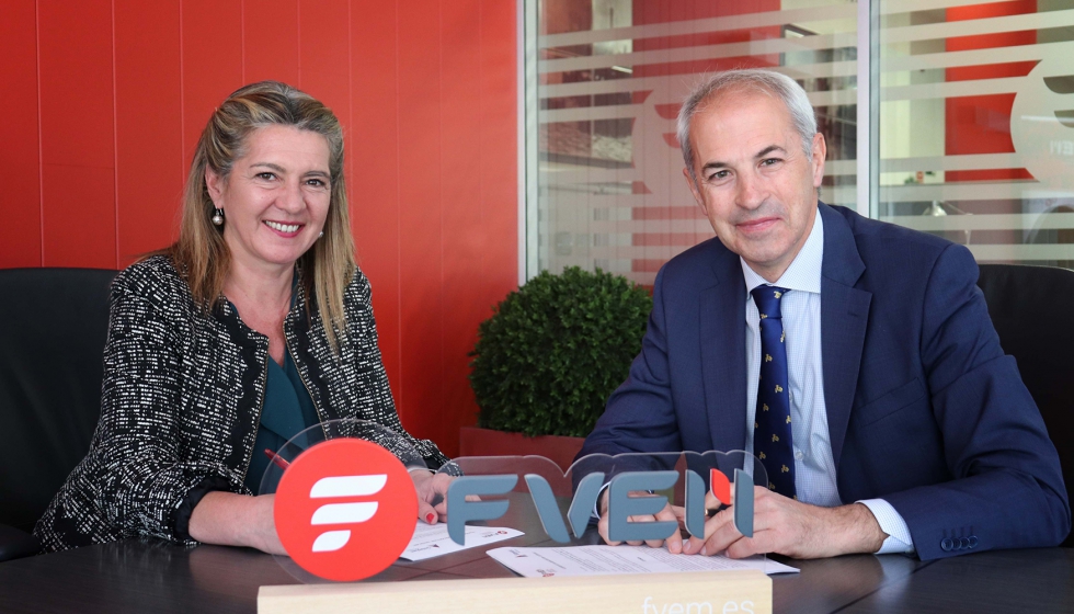 Ana Santiago, CEO de Sisteplant, y Adolfo Rey, director gerente de FVEM, en la firma del acuerdo