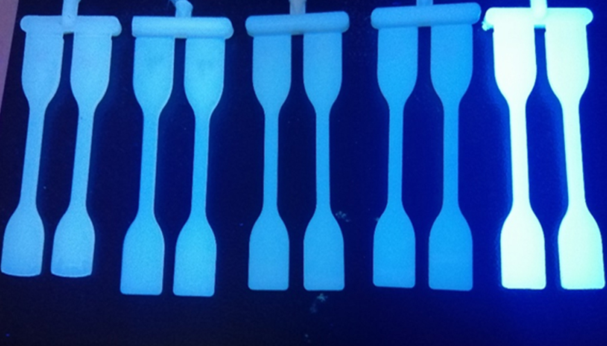 Imagen de los marcadores incorporados en las matrices polimricas y vistos mediante luz ultravioleta