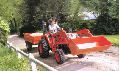 El nuevo tractor STV40 de Kubota est diseado para el trabajo en reas verdes y jardinera