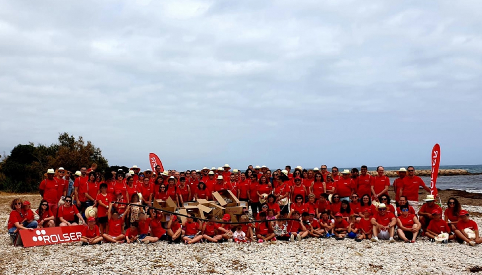 Foto de grupo de los participantes en la limpieza de la playa de la Almadraba