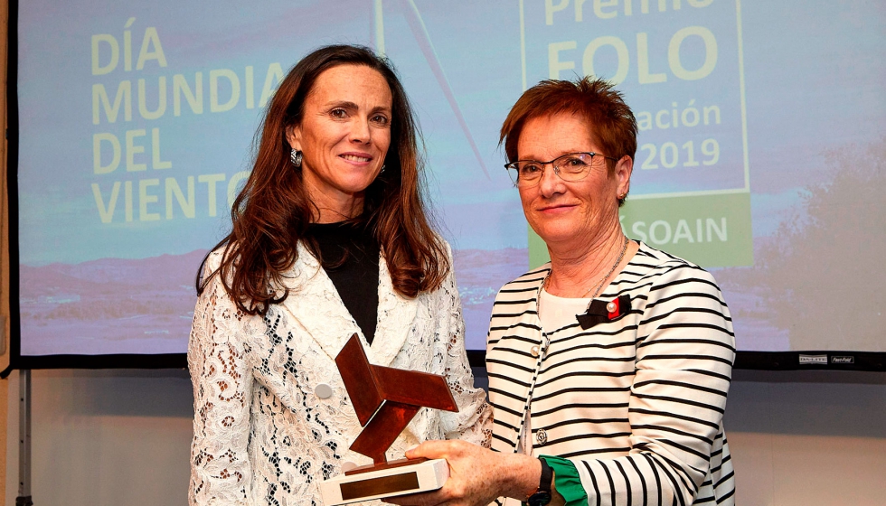 La presidenta de AEE, Roco Sicre, entreg el premio a la alcaldesa del municipio, Rita Roldn