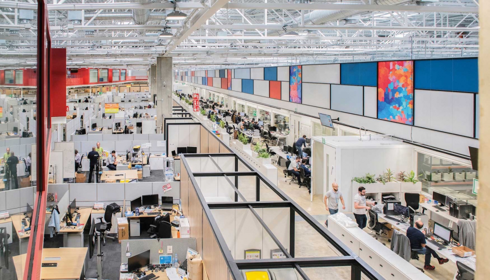 Ambiente industrial y de coworking en el interior del nuevo centro