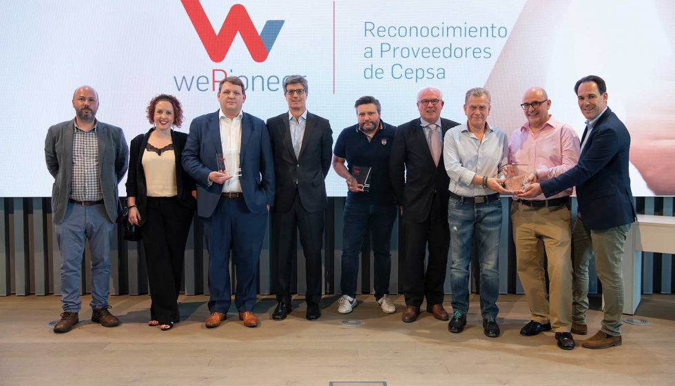 Representantes de las empresas galardonadas junto a Jose Antonio Valgan (cuarto por la izquierda), director de compras de Cepsa...