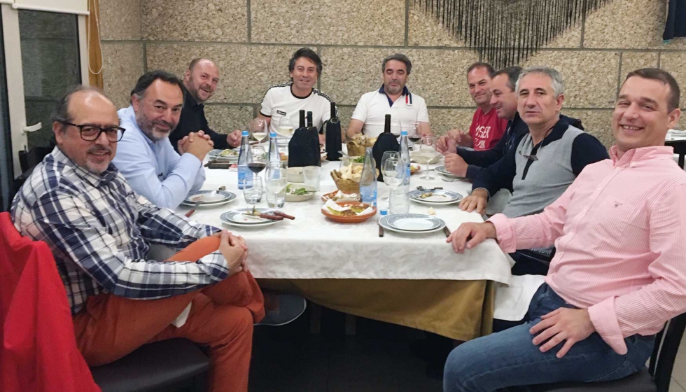 Cenando en algn lugar de Portugal con los amigos Alberto (fondo derecha) y su socio Fernando