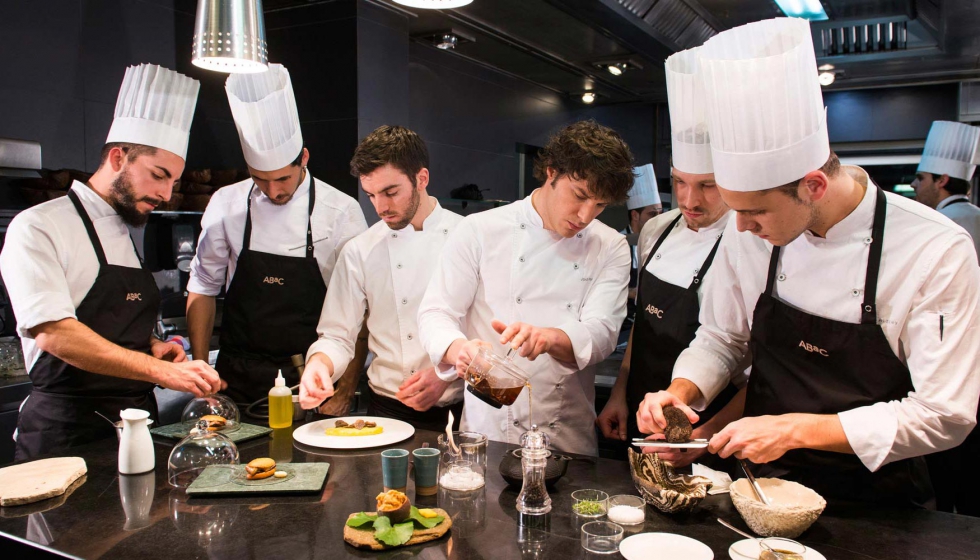 El equipo de sumillers trabaja mano a mano con los chefs, liderados por Jordi Cruz