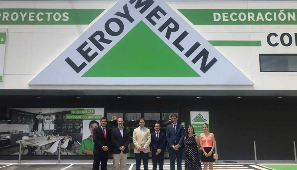 Autoridades y miembros de Leroy Merlin presentes en la inauguracin de Leroy Merlin Compact Torrejn
