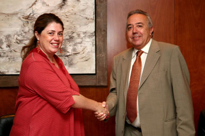 Manuel Royes, delegado del Estado para el CZFB, y Ariane Arpa, directora general de la ONG han sido los responsables de firmar el acuerdo...