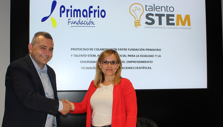 Juan Conesa y Helena Flores durante la firma del acuerdo entre Fundacin Primafrio y la ONG Talento STEM