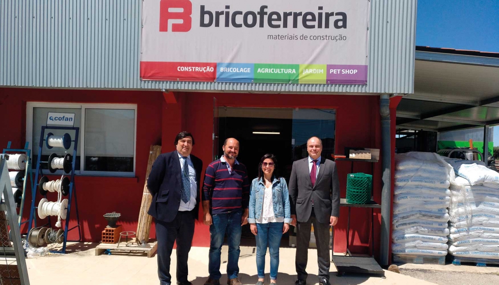 Pie de foto: A la izquierda, Jess Prieto, director general de BigMat Iberia, con el equipo de Bricoferreira