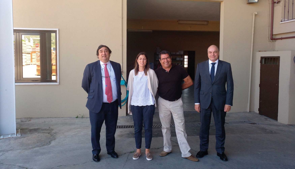 A la izquierda, Jess Prieto, director general de BigMat Iberia, con el equipo de Toka  Materiais de Construo