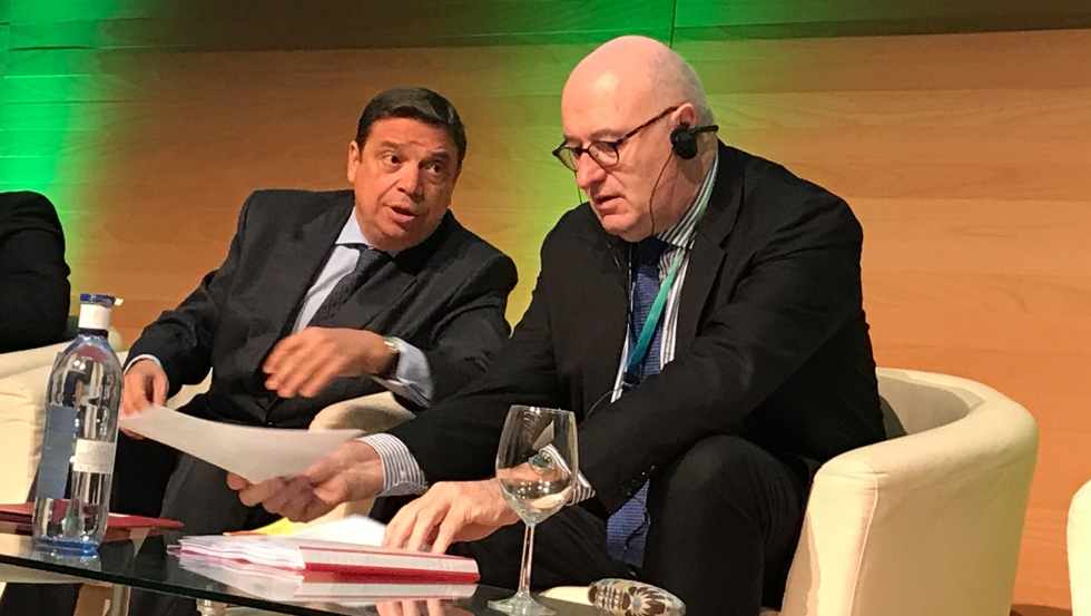 Luis Planas y Phil Hogan, el pasado mes de noviembre en el Foro Datagri 2018, en Crdoba