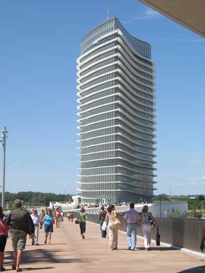 La emblemtica Torre de Agua de Expo Zaragoza se reconvertir en un moderno edificio de oficinas...