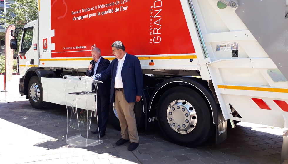 Bruno Blin, presidente de Renault Trucks, (izda.) en el momento de la entrega de las llaves del Renault Trucks D Wide Z.E...