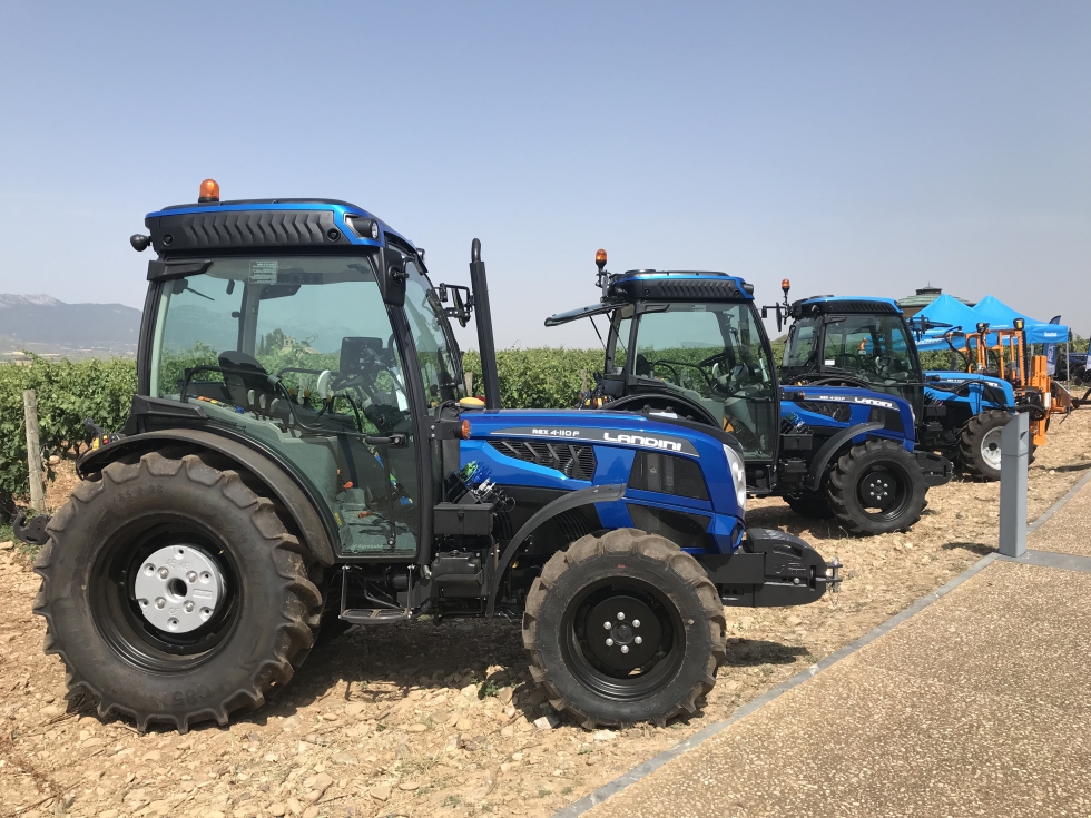 En esta imagen se puede apreciar la diferencia de tono azul en los tractores. En primer plano, las versiones ms oscuras 'Blue Icon'...