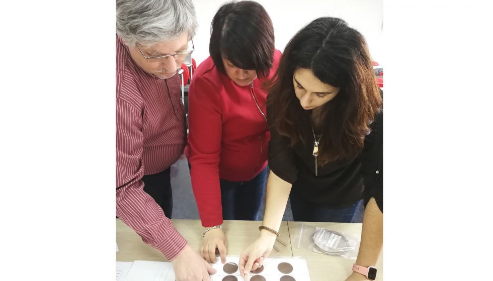 Los socios del proyecto examinan los colores naturales extrados de la almendra