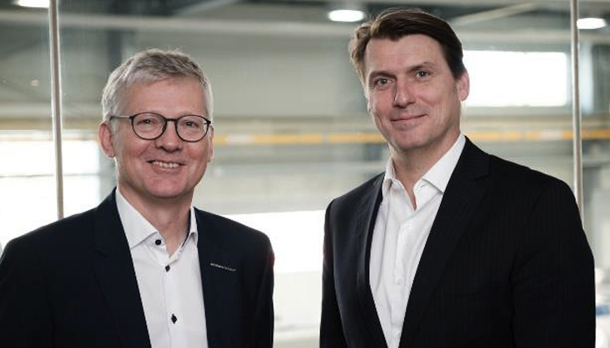 Manfred Hackl, CEO de Erema Group GmbH (izquierda) con Gnter Stephan, director de Reciclaje Mecnico, Borealis Circular Economy Solutions...