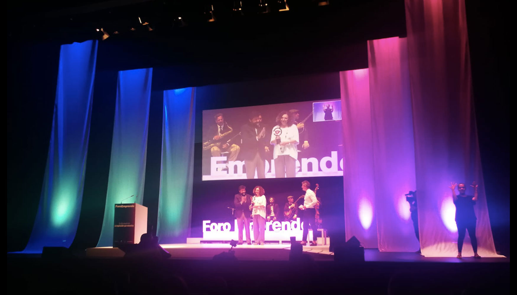 Momento de la entrega a Cohidrex del Premio a la Mejor Trayectoria Empresarial