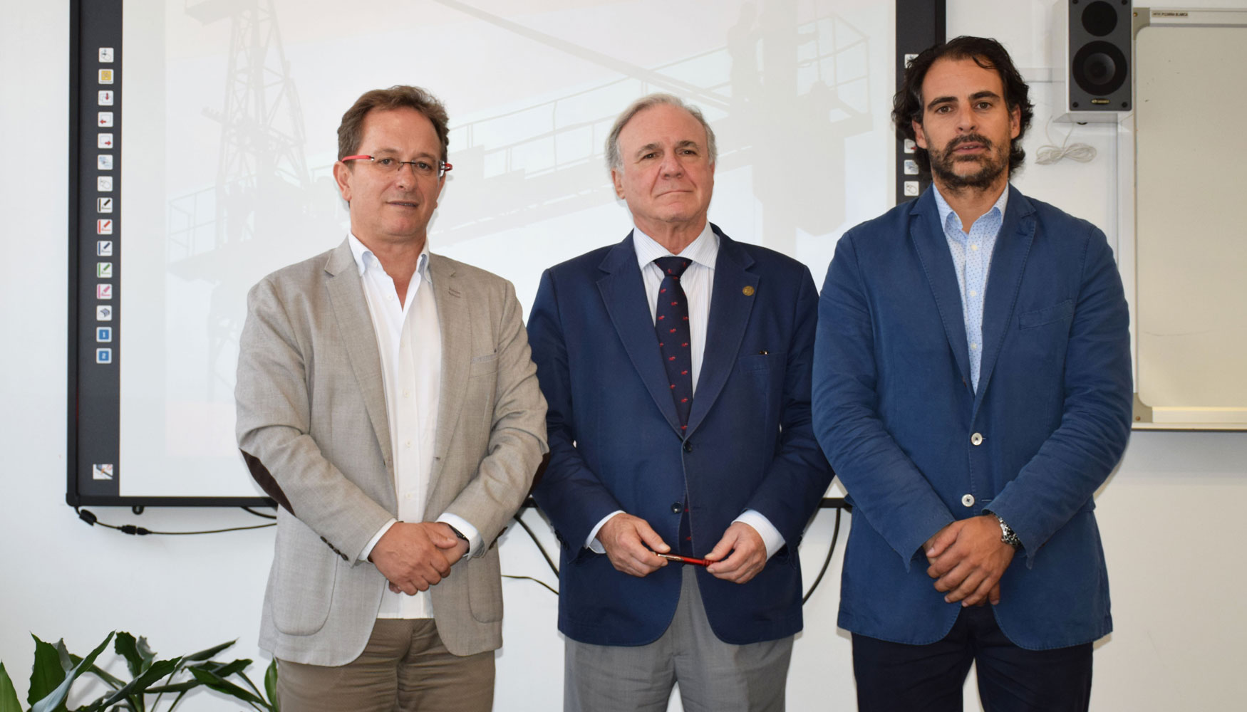 De izquierda a derecha: Pedro Hojas, secretario general de la Federacin de Industria, Construccin y Agro de UGT, Juan F...