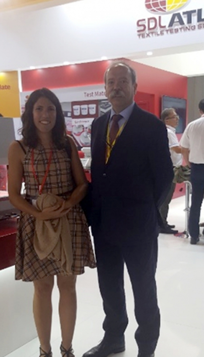 Ariadna Detrell, clster manager de la AEI Txtils con Manuel Villarroya, gerente de la empresa Lumaquin, miembro del clster...