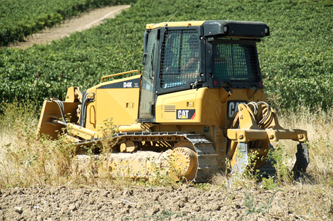 El nuevo tractor D4K en la finca de las bodegas Vega Sicilia