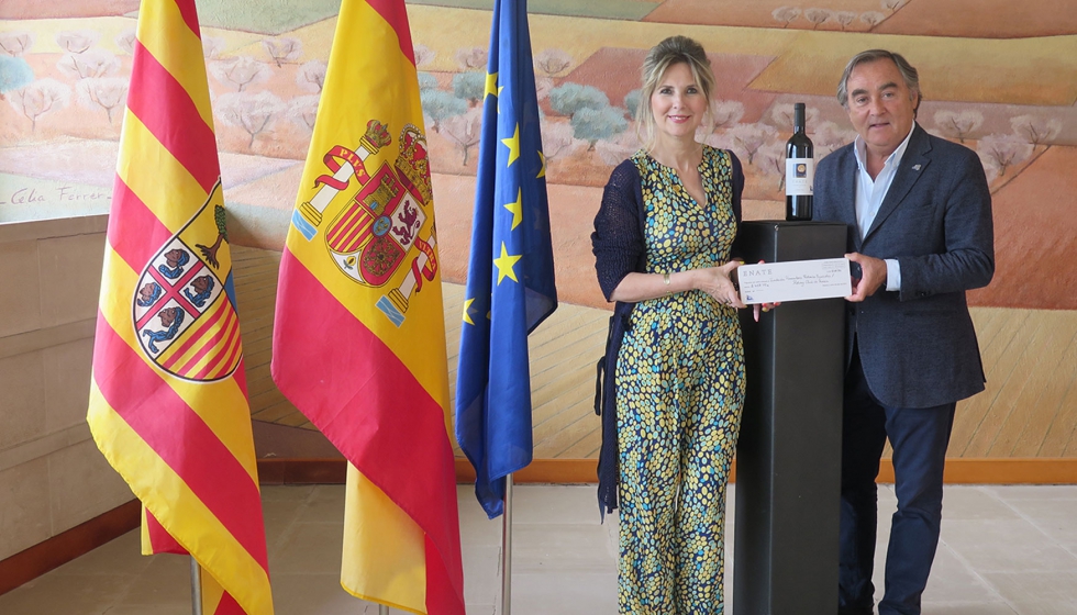 Luis Nozaleda, propietario de Bodega Enate, entrega el cheque a Eva lvarez, presidenta saliente de Rotary Club de Huesca...