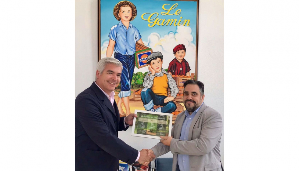 Francisco Gallego Juncal, Account manager de CHEP (a la derecha), entrega el certificado de sostenibilidad a Quico Peir Caams...