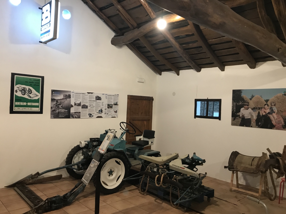 El interior del Museo guarda recuerdos de todo tipo (mquinas, herramientas, cuadros, luminosos...) vinculados con la mecanizacin agraria...