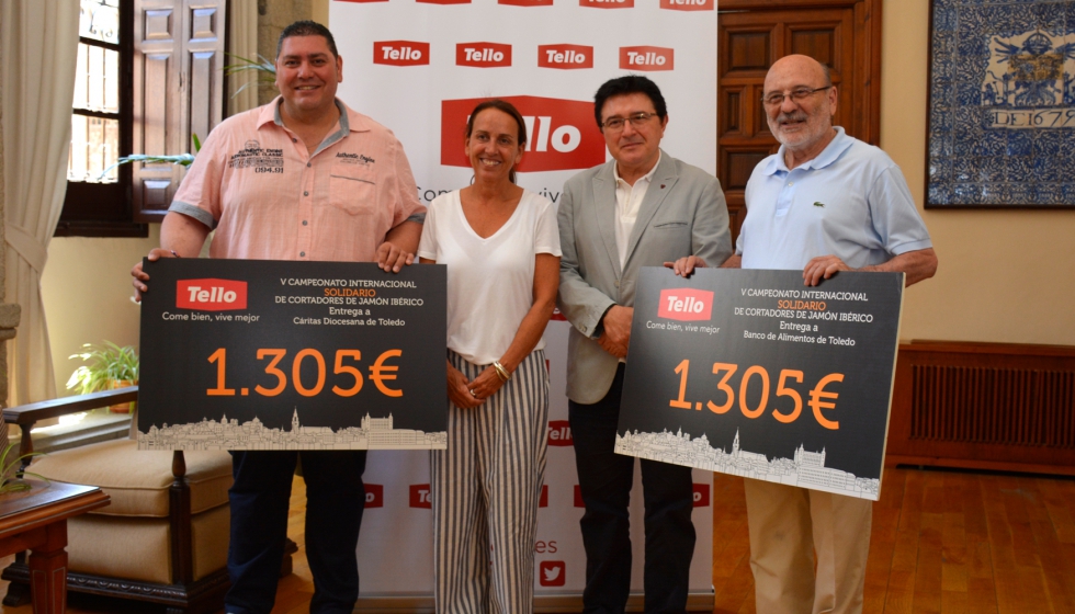 Ins Tello y Teo Garca durante la entrega del cheque solidario