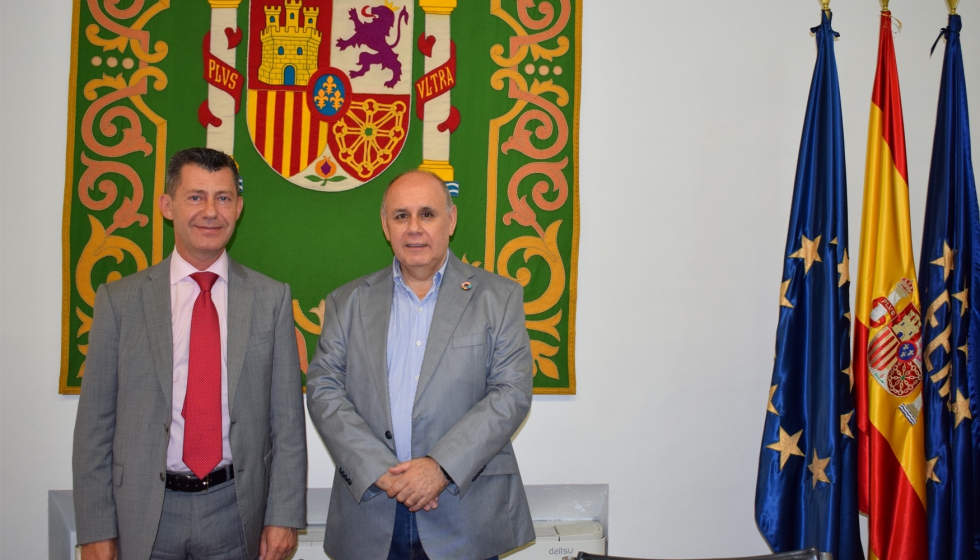 El secretario general de la Federacin Espaola de Municipios y Provincias (FEMP), Carlos Daniel Casares (a la derecha)...