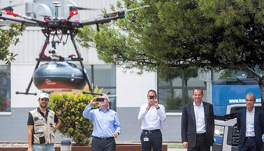Al primer vuelo del dron para el suministro de piezas entre el Centro Logstico del Grupo Ses y la planta de SEAT Martorell asistieron ejecutivos de...