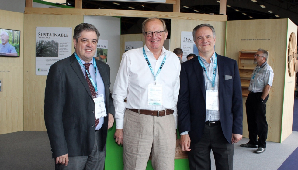 Charles Trevor (en el centro), con Carles Alberch (izquierda) y Alberto Romero (derecha), presidente y secretario general de Aeim...