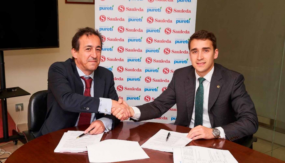 Josep M. Sauleda y Joaqun Piserra firmando el acuerdo