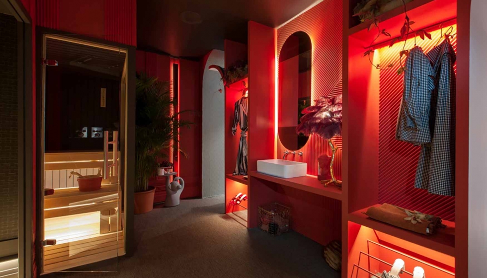 Panel Zigzag en la suite de lujo en rojo de Adriana Nicolau