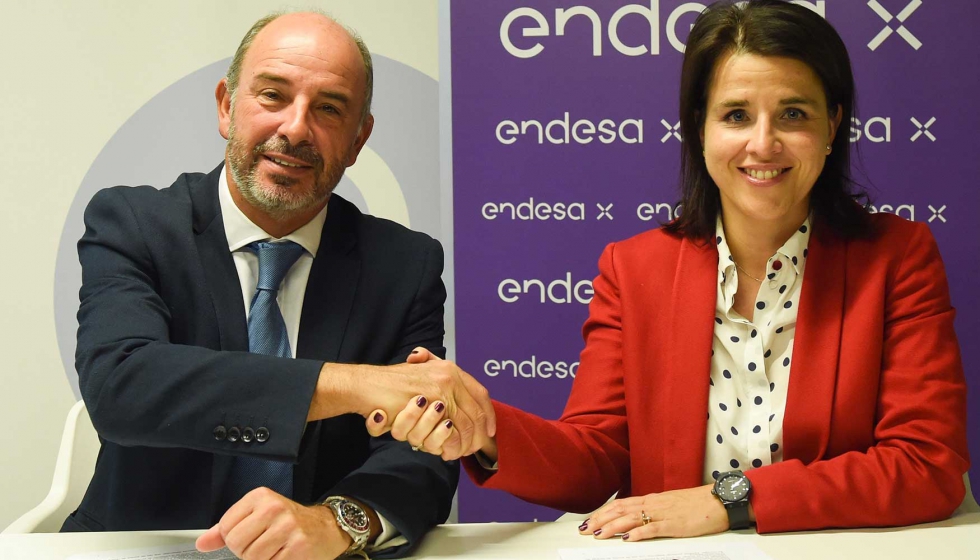Jorge de Benito, presidente de CEEES, y Elena Bernrdez, directora de movilidad elctrica de Endesa X, sellan el acuerdo con un apretn de manos...